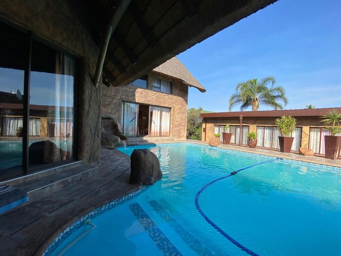 For Sale: Spacious Signal Hill house with pool, Lapa, and family-friendly amenities.