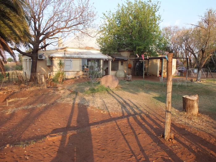 For Sale: House in Kuruman Central with 5.3 hectares, 4 bedrooms, and development potential.