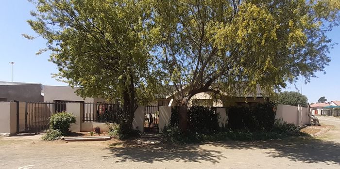 House for Sale in Botshabelo: Spacious living, study, kitchen, and parking.