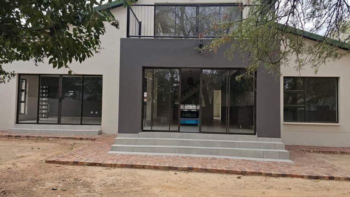 Die Hoewes House For Sale: 4 bedrooms, gourmet kitchen, close to Gautrain.