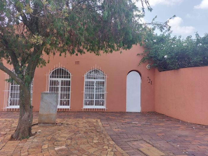 Lenasia Ext 11 House For Sale: Pool, entertainment area, spacious kitchen, triple garage.