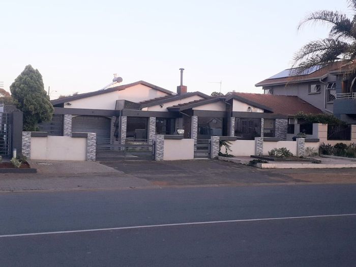 For Sale: House in Lenasia Ext 5 with ample parking, security, and versatile spaces.