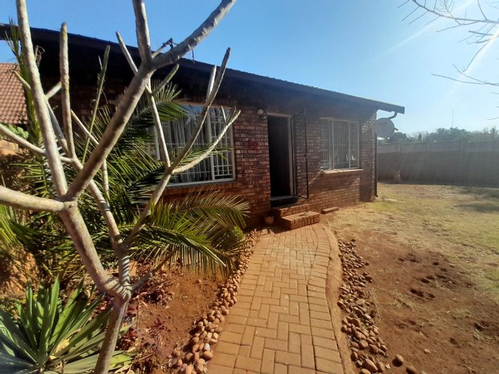 Zwartkop Townhouse For Sale: 2 Bedrooms, Garage, Courtyard, Close to Amenities.