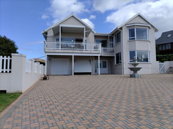 For Sale: Spacious 5-Bedroom House with Granny Flat in Outeniqua Strand.