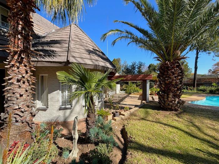 House to Rent in Sunninghill: 4 beds, cottage, pool, security features.