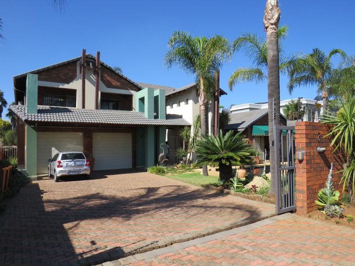 Meyersdal House For Sale: Secure estate, pool, bar, five bedrooms, ample parking.