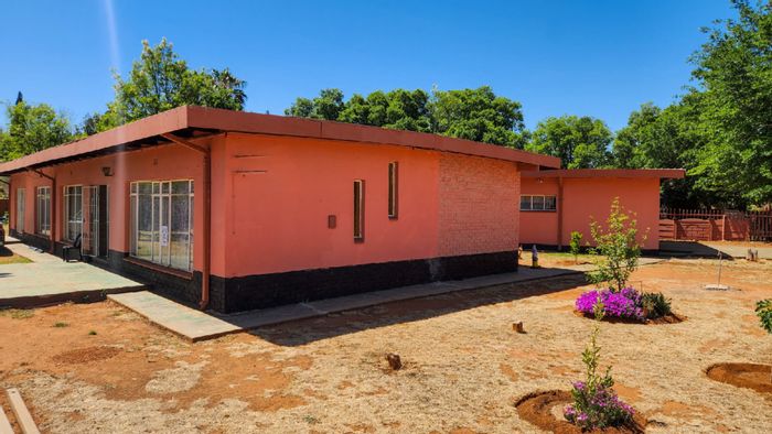 4-bedroom house in Stilfontein Ext 4 with double garage and large yard. For Sale.