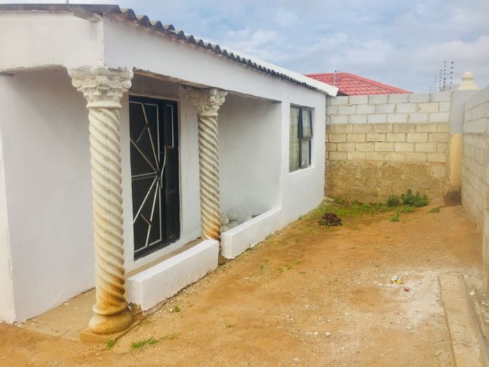 Zwide House For Sale: 3 bedrooms, flatlet, spacious yard, investment potential.