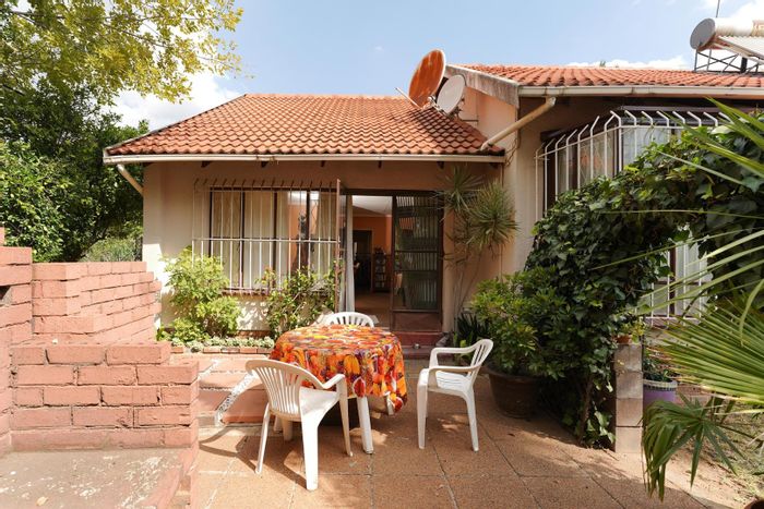 Apartment To Rent in Johannesburg North: 1-bedroom, pool access, braai area, WiFi included.