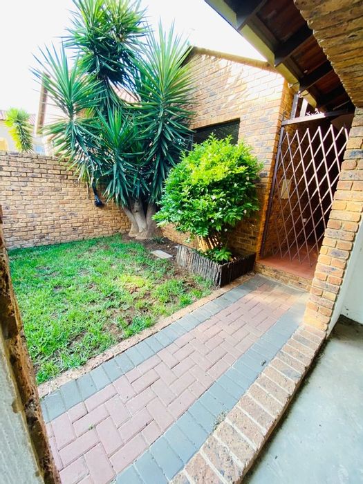 Edenvale Central Townhouse To Rent: 2 beds, private garden, 2 garages, prepaid electricity.