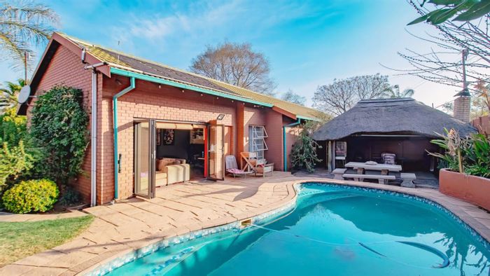 Valhalla House For Sale: 3 bedrooms, cottage, pool, garage, outdoor entertainment.