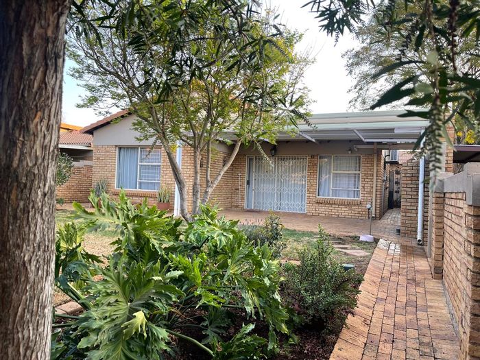 Heuweloord Townhouse For Sale: 3 Bedrooms, secure complex, close to malls.