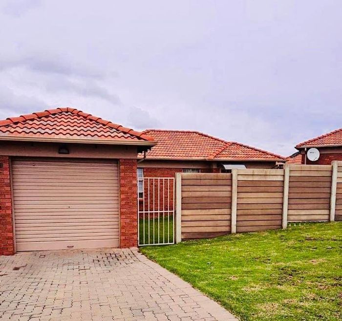 House for Sale in Olievenhoutbosch: 3 beds, communal park, secure living.