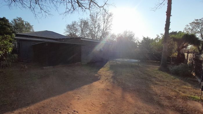 Lower Bo-Dorp House For Sale: 3 entrances, borehole, rental income potential, spacious layout.