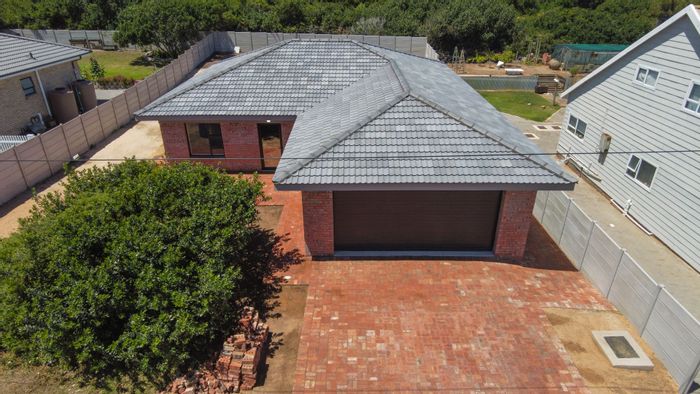 Tergniet House For Sale: 3 bedrooms, open living area, outdoor braai, ample space.