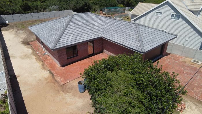 Tergniet House For Sale: 3 bedrooms, open living area, outdoor braai, ample space.