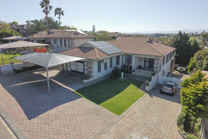 Menkenkop House For Sale: Off-grid, sea views, office space, pool, and entertainment areas.