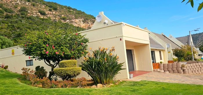 House for Sale in Vakansieplaas: 3 bedrooms, pool, pet-friendly, stunning views.