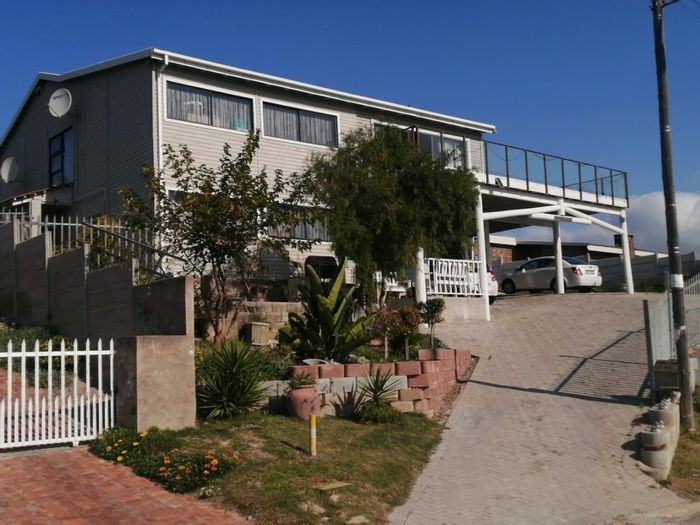 Dual living house in Fraaiuitsig with stunning views, garages, and ample parking.