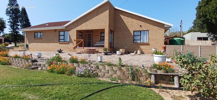 For Sale: Spacious Fraaiuitsig house with mountain views, garage, and entertainment area.