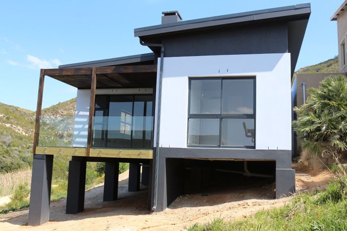 Island View House For Sale: 3 Bedrooms, double garage, patio with braai, scenic views.