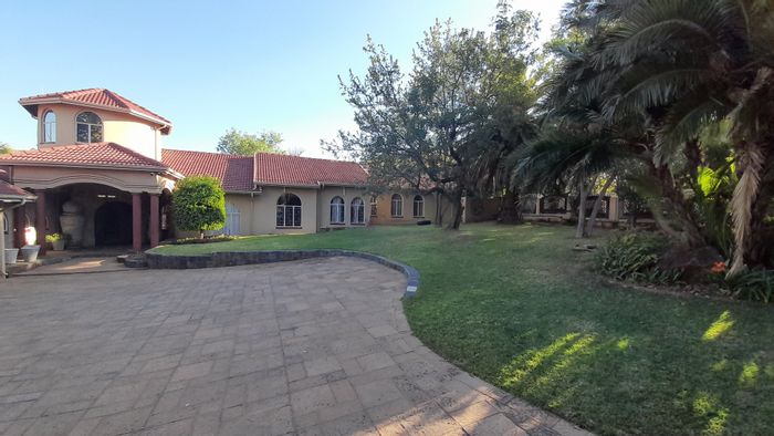 Spacious six-bedroom house with flat, pool, and ample parking in Safari Gardens. For Sale.