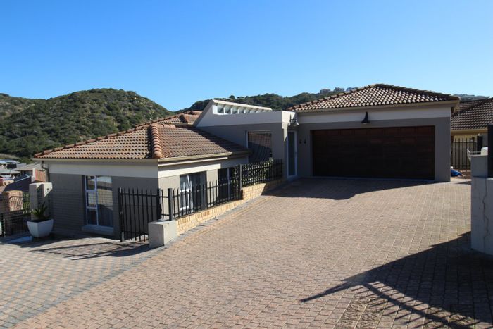 Island View House For Sale: 3 bedrooms, pool, built-in braai, close to beach.