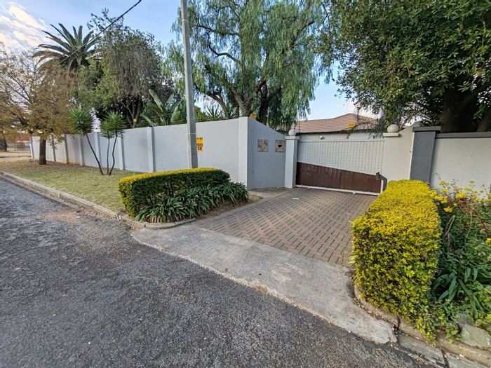 For Sale: Spacious Northmead House with pool, flatlet, and extensive security features.