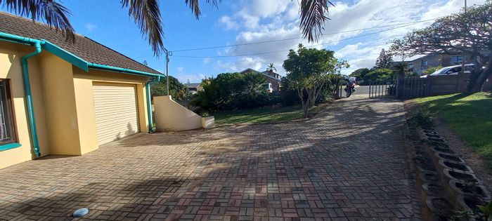 For Sale: House in Dana Bay with sea views, 3 bedrooms, and large stand.