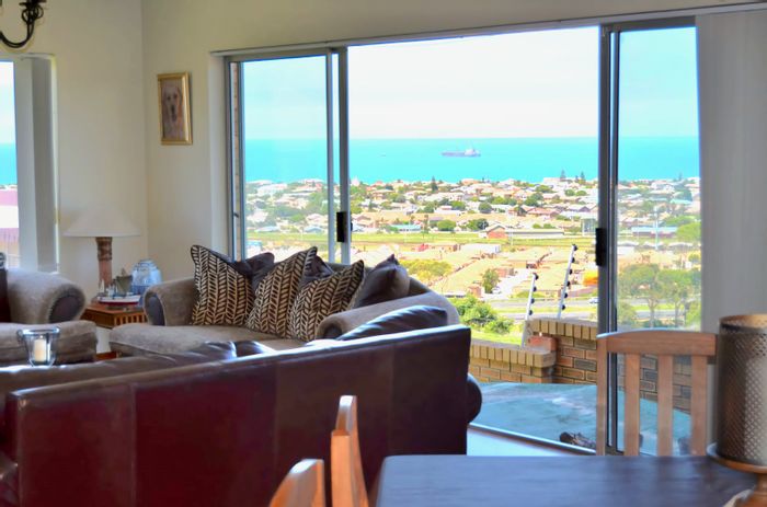 House for Sale in Menkenkop: 4 bedrooms, ocean views, open-plan living, garage.