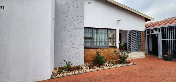 Laudium House For Sale: Spacious home with flatlet, garden, and security features.