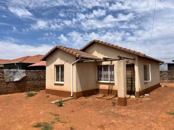 For Sale: 3-Bedroom House in Protea Glen with backyard, security, and pre-paid utilities.