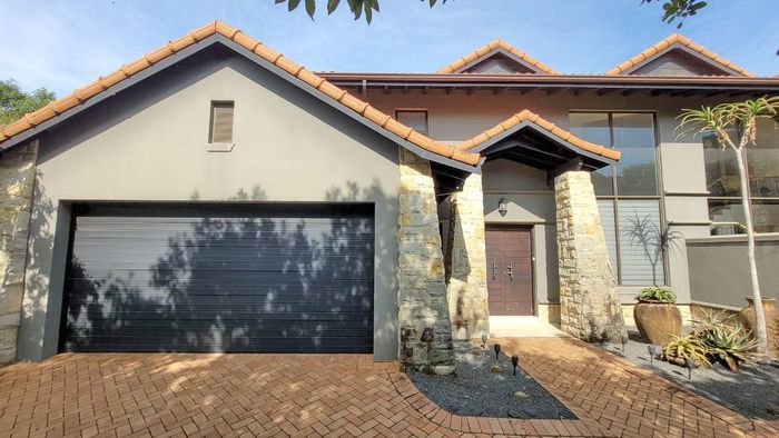 Zimbali Townhouse To Rent: 3 en-suite bedrooms, communal pool, private patio.