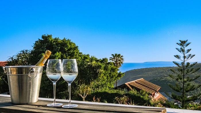 Herolds Bay House For Sale: 6 beds, ocean views, Jacuzzi, close to beach.