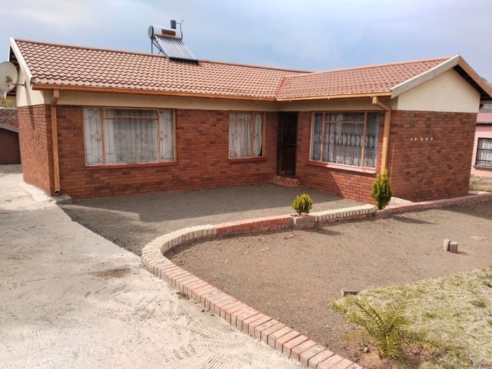 For Sale: 3-bedroom house in Botshabelo with large garden and secure parking.