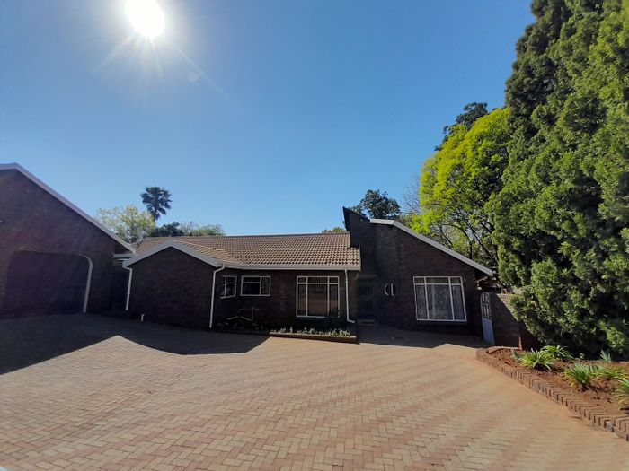 Rooihuiskraal House For Sale: 3 Bedrooms, pool, double garage, close to amenities.