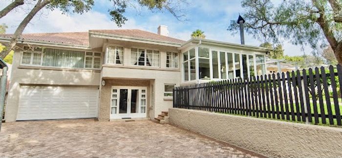 Walmer House For Sale: Spacious family home with pool, cottage, and extensive amenities.