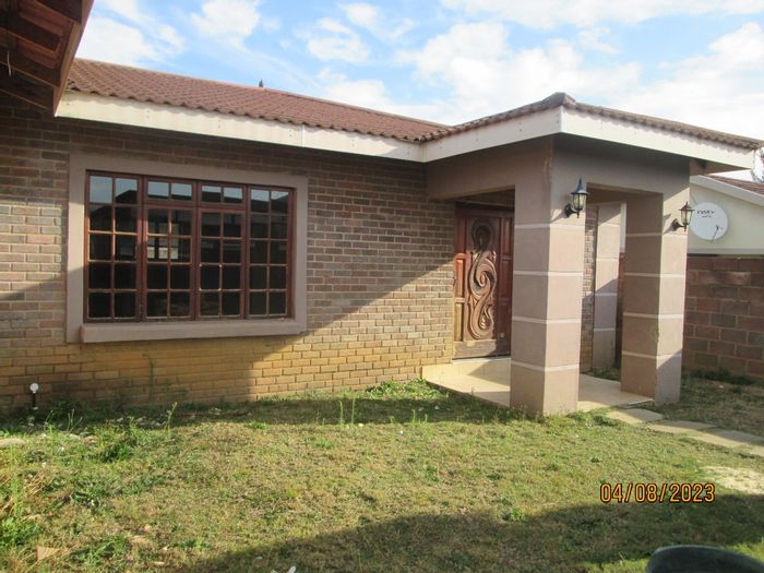 For Sale: Spacious 4-bedroom house with flats, parking, and pet-friendly yard in Vryheid Central.