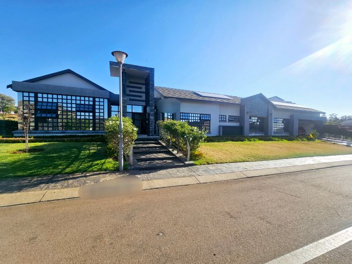 Eldo View House For Sale: 4 beds, 4.5 baths, solar system, entertainment area.