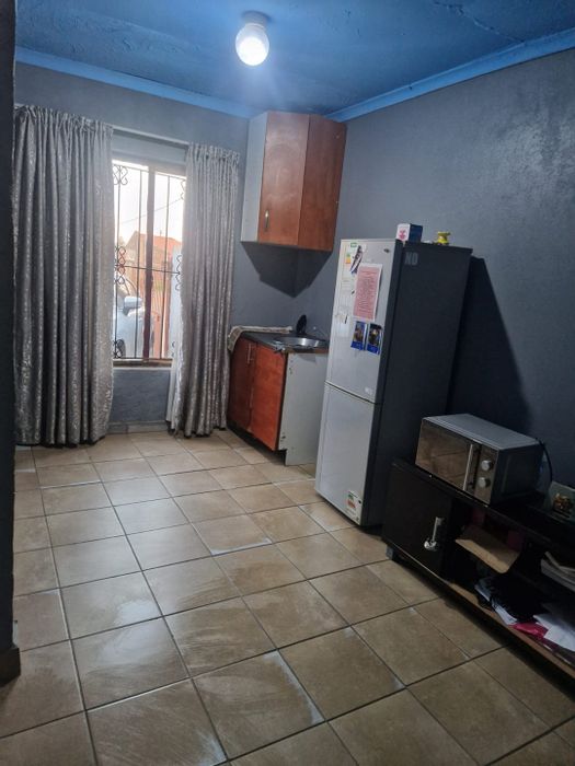 Apartment to rent in Clayville, near Tembisa Mall; deposit R1000, admin fee R1395.