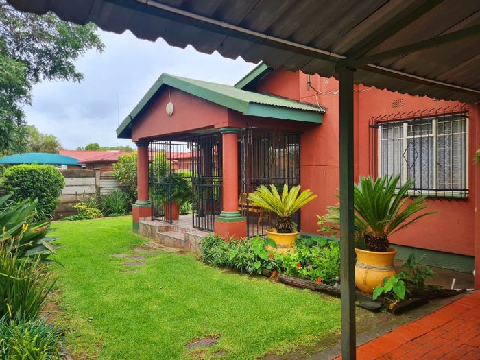 Vanderbijlpark Sw 1 House For Sale: Spacious kitchen, pool, garages, and entertainment areas.