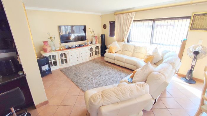 Heuwelsig Estate House For Sale: 3 Bedrooms, open-plan living, built-in braai, ample parking.