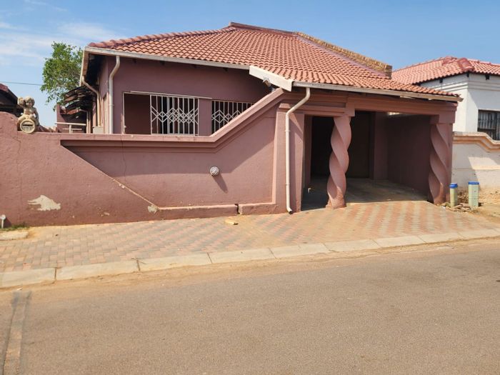 House to Rent in Soshanguve East: 2 Bedrooms, garage, close to amenities.