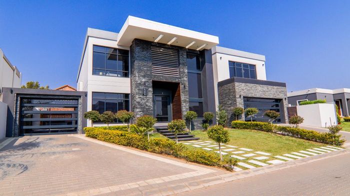 Kyalami Hills House To Rent: Spacious with pool, braai area, and multiple lounges.