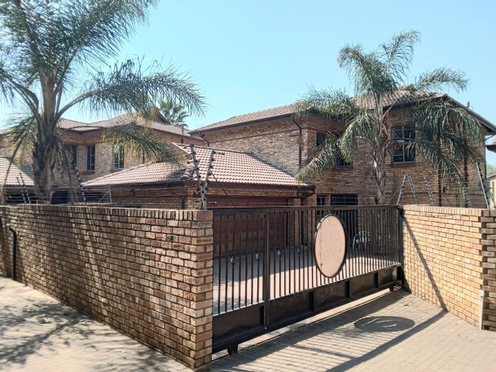 Strubensvallei House For Sale: 3 bedrooms, 3 bathrooms, open plan living, private patio.