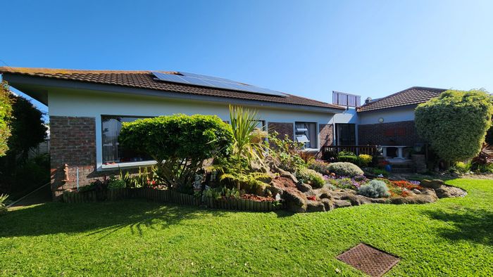 For Sale: Spacious house in Fraaiuitsig with income-generating apartments and solar system.