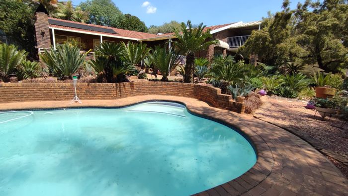 For Sale: 5-bedroom house with flatlet, pool, and ample parking in Moreleta Park.