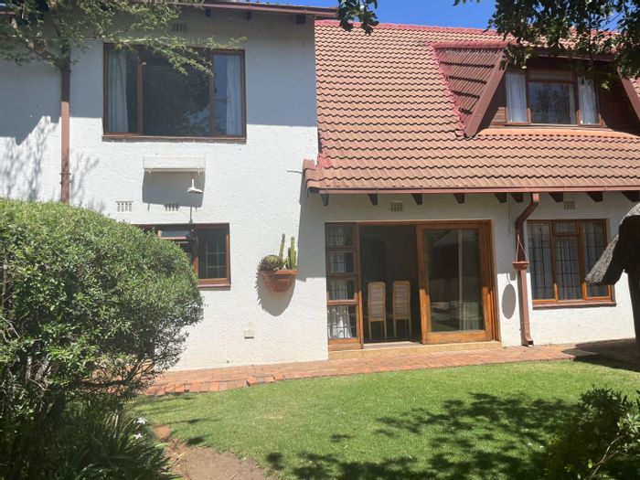 Bryanston Apartment For Sale: 3 beds, double garage, pool, private garden.