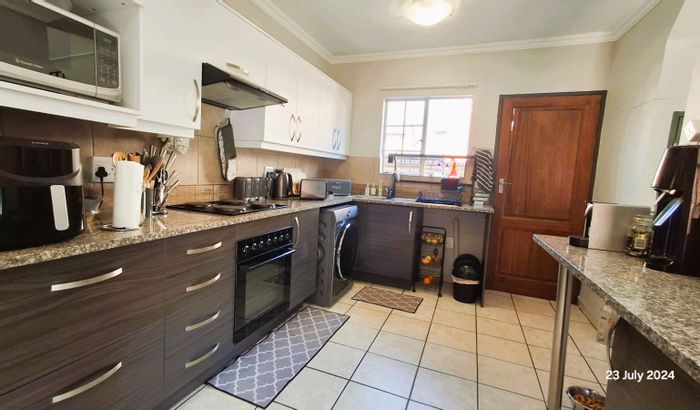 Raslouw Townhouse For Sale: 3 Bedrooms, secure estate, garage, small garden.