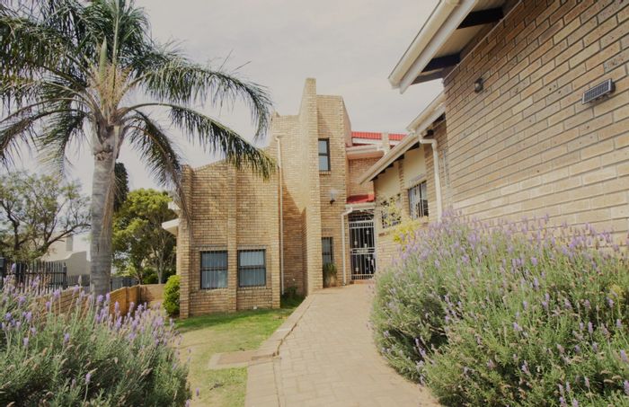 Wavecrest House For Sale: Spacious family areas, braai, sea views, and double garage.